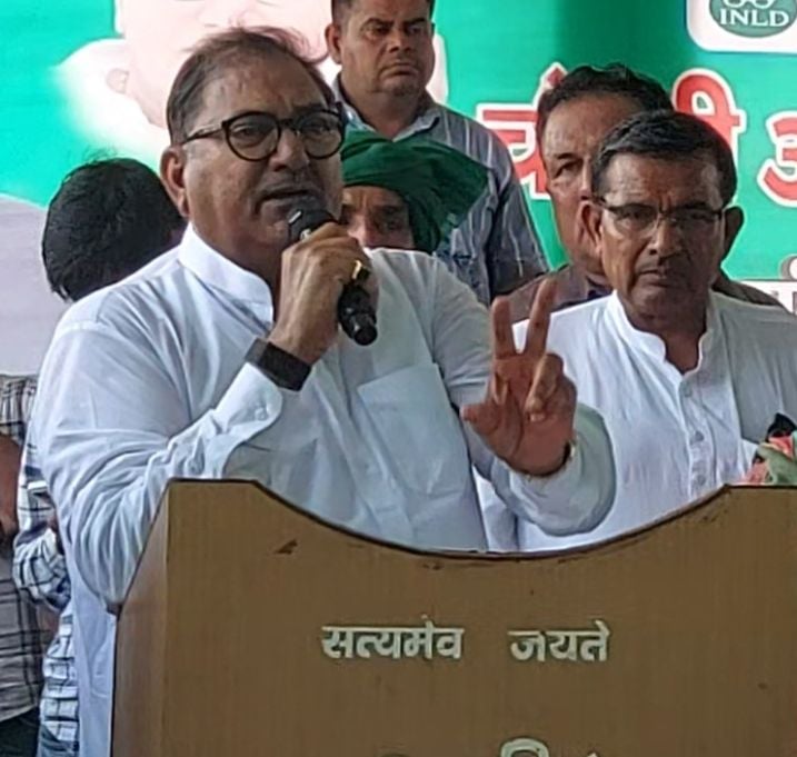 23जेएनडी28 : दनौदा गांव में बिनैन खाप के चबूतरे पर कार्यक्रम को संबोधित करते अभय चौटाला। संवाद 23जेएनडी28 : दनौदा गांव में बिनैन खाप के चबूतरे पर कार्यक्रम को संबोधित करते अभय चौटाला। संवाद