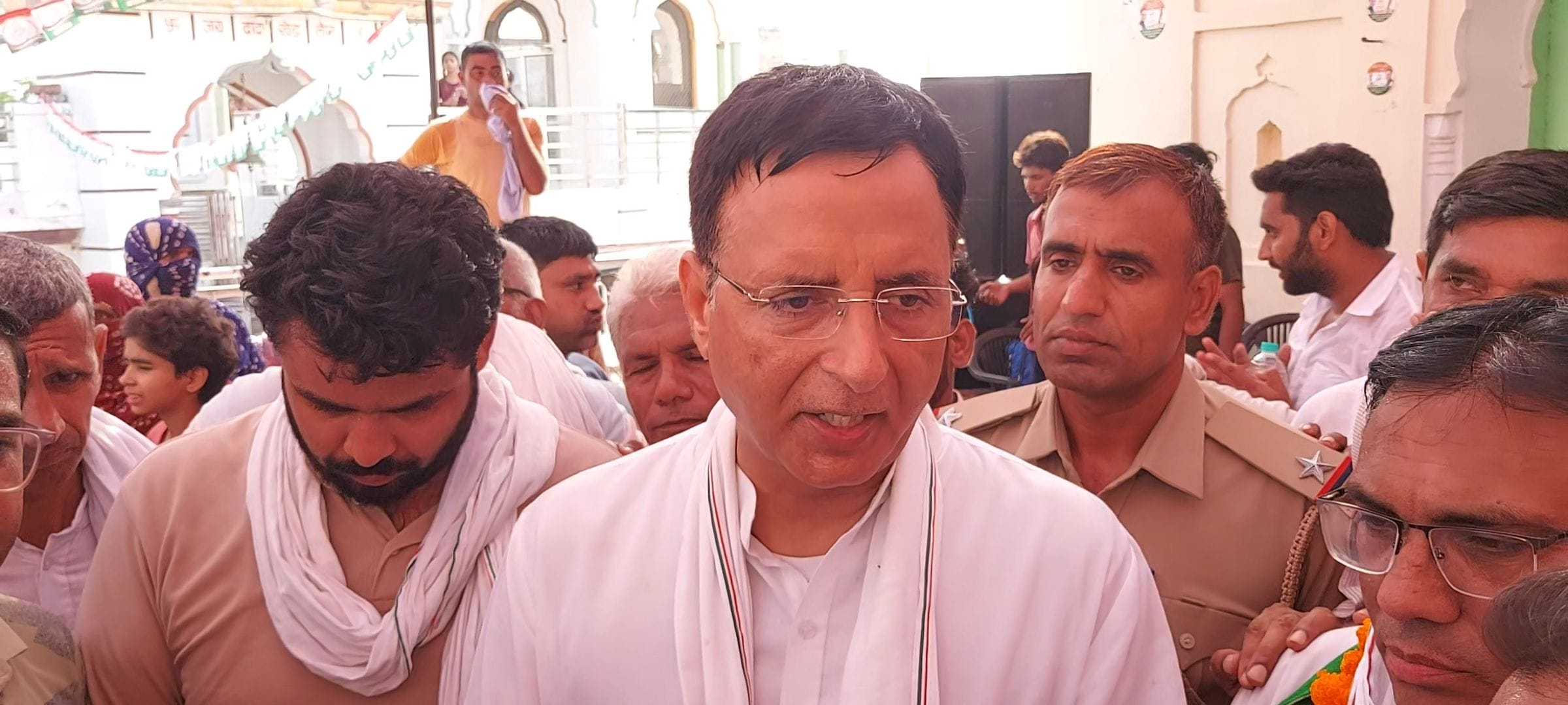 23जेएनडी28 : दनौदा गांव में बिनैन खाप के चबूतरे पर कार्यक्रम को संबोधित करते अभय चौटाला। संवाद 23जेएनडी28 : दनौदा गांव में बिनैन खाप के चबूतरे पर कार्यक्रम को संबोधित करते अभय चौटाला। संवाद