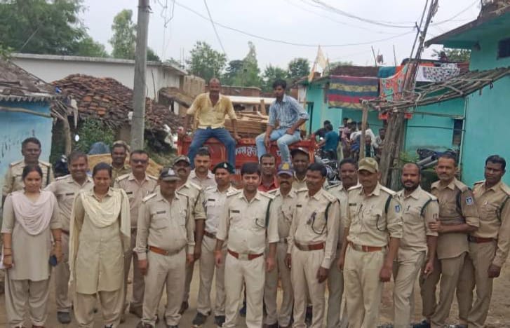 हड़हा में इमारती लकड़ी का मिला बड़ा जखीरा,मौके पर नौरोजाबाद वन अमला