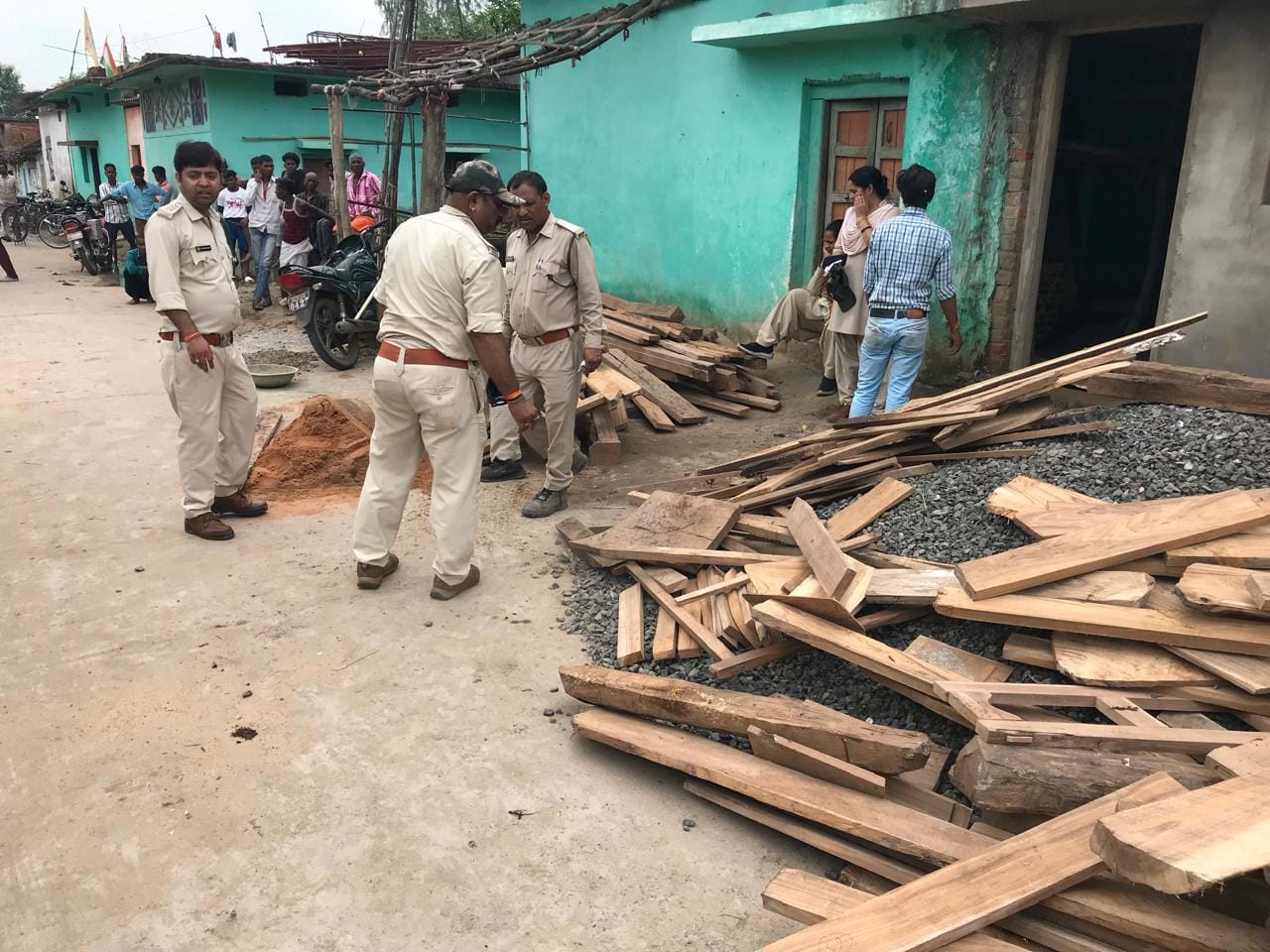 हड़हा में इमारती लकड़ी का मिला बड़ा जखीरा,मौके पर नौरोजाबाद वन अमला