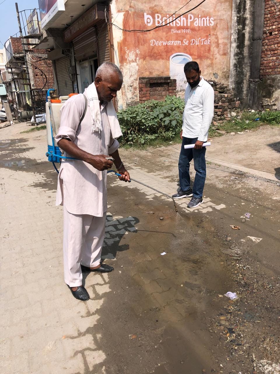 कुरुक्षेत्र। लारवा की जांच करते स्वास्थ्य कर्मी। संवाद कुरुक्षेत्र। लारवा की जांच करते स्वास्थ्य कर्मी। संवाद
