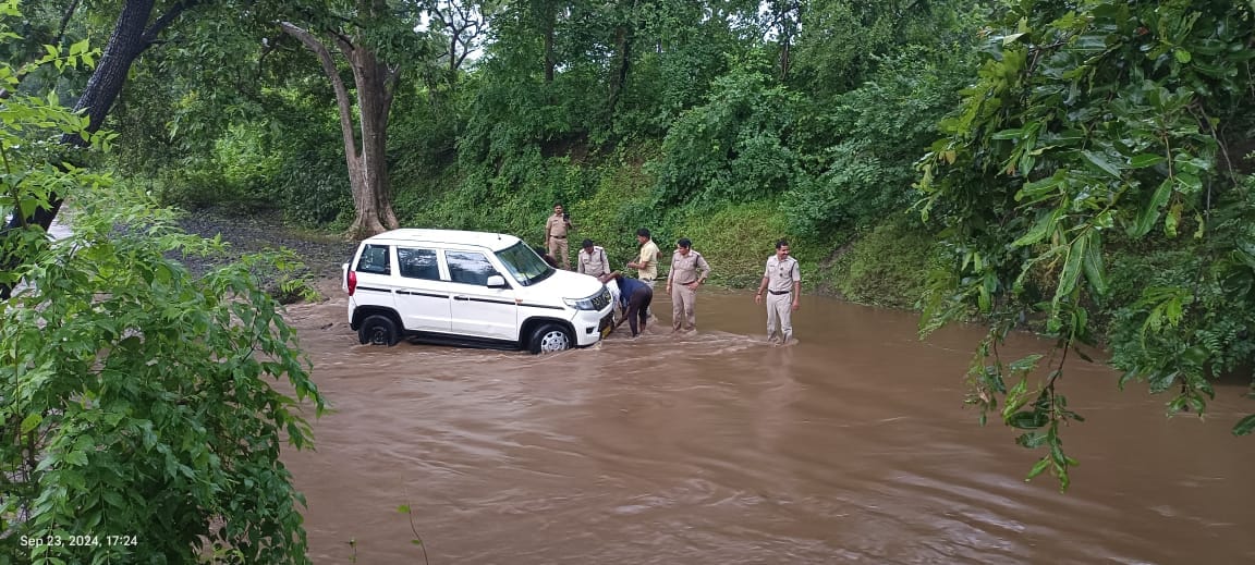 वाहन को खुद महिला टीआई जयसवाल ने धक्का लगा निकलवाया