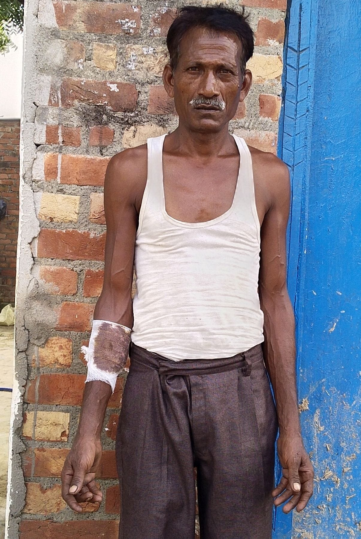 सेहरामऊ दक्षिणी के गांव नागरपाल में शियार से जान बचाने बाले कुत्ते के साथ खड़ा बच्चा। संवाद सेहरामऊ दक्षिणी के गांव नागरपाल में शियार से जान बचाने बाले कुत्ते के साथ खड़ा बच्चा। संवाद