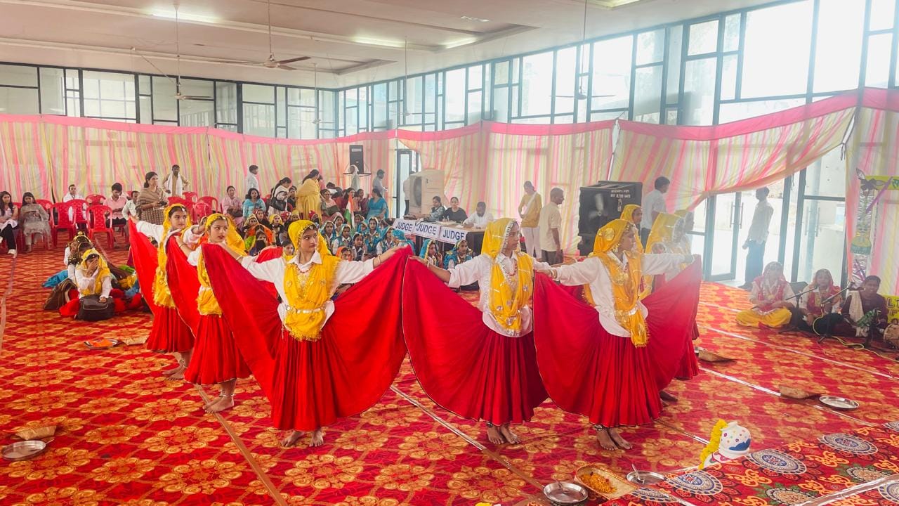 24jjrp10- झज्जर। राजकीय वरिष्ठ माध्यमिक विद्यालय में आयोजित प्रतियोगिता के दौरान नृत्य प्रस्तुत 24jjrp10- झज्जर। राजकीय वरिष्ठ माध्यमिक विद्यालय में आयोजित प्रतियोगिता के दौरान नृत्य प्रस्तुत