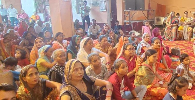 ग्राम भैंसहा गवालपुर में कथा सुनाती कथावाचक लवली शास्त्री।संवाद