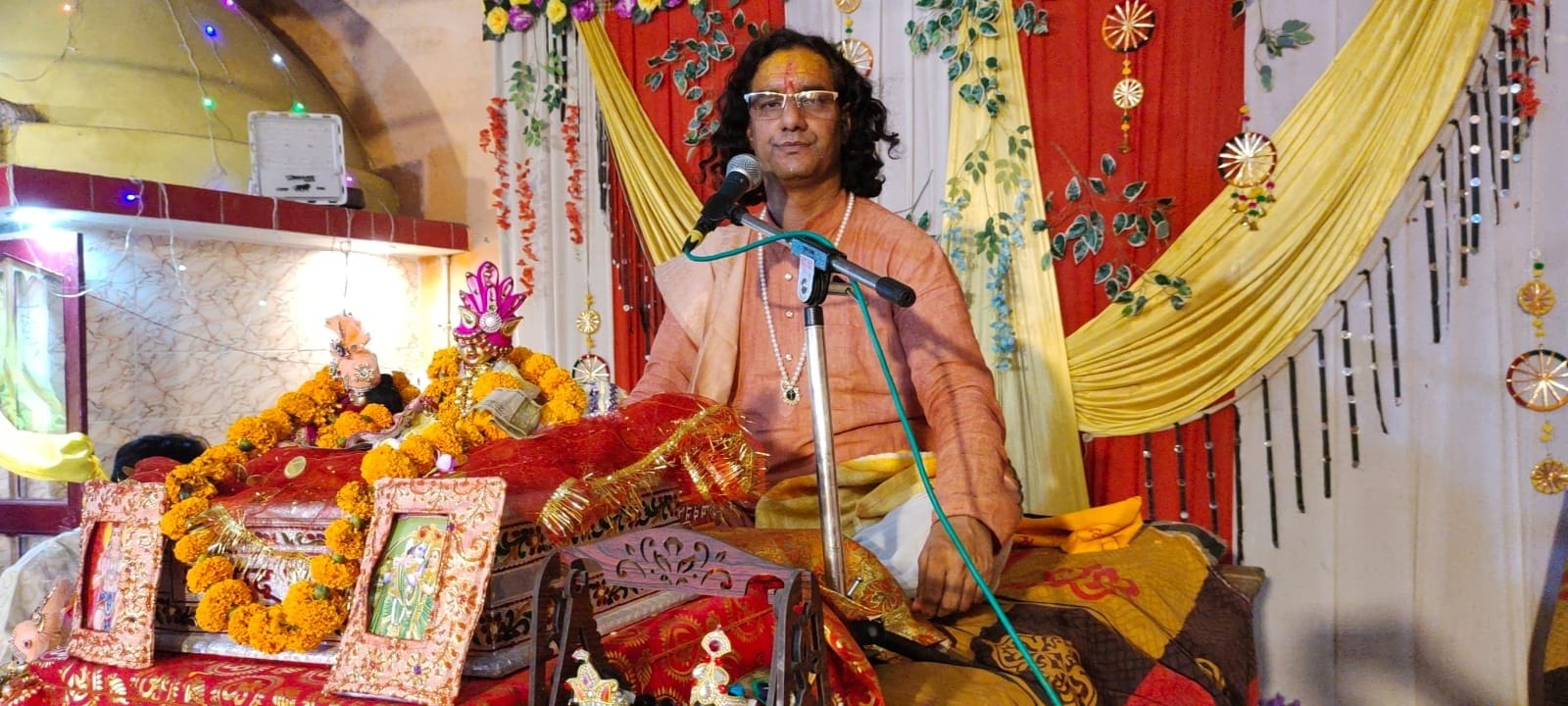 ग्राम भैंसहा गवालपुर में कथा सुनाती कथावाचक लवली शास्त्री।संवाद