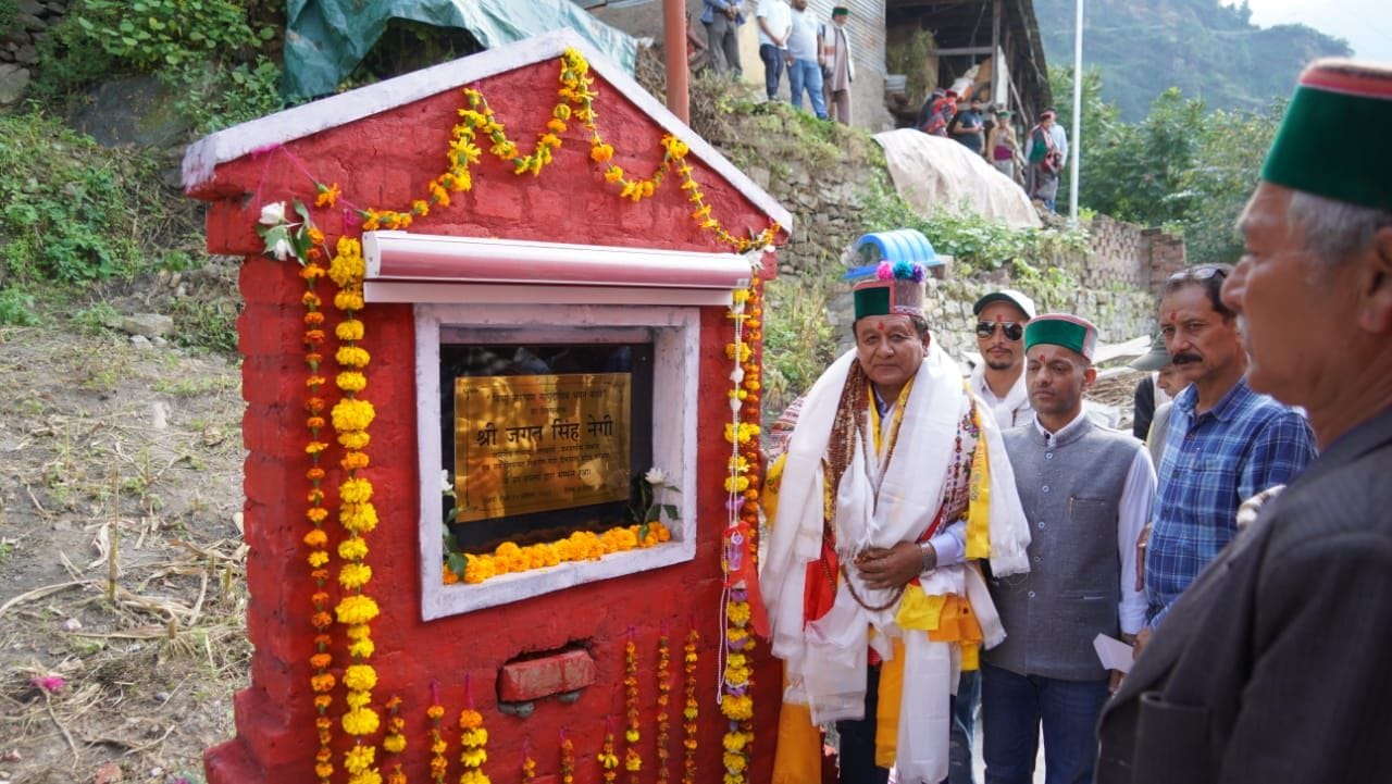 मंत्री जगत सिंह नेगी बरी पंचायत के विकासनगर गांव में लोगों की जनसमस्याएं सुनते हुए। मंत्री जगत सिंह नेगी बरी पंचायत के विकासनगर गांव में लोगों की जनसमस्याएं सुनते हुए।