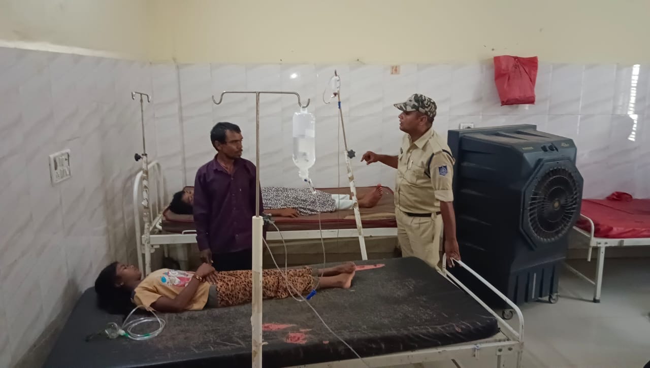पानी मैं डूबी बच्चियां पानी मैं डूबी बच्चियां