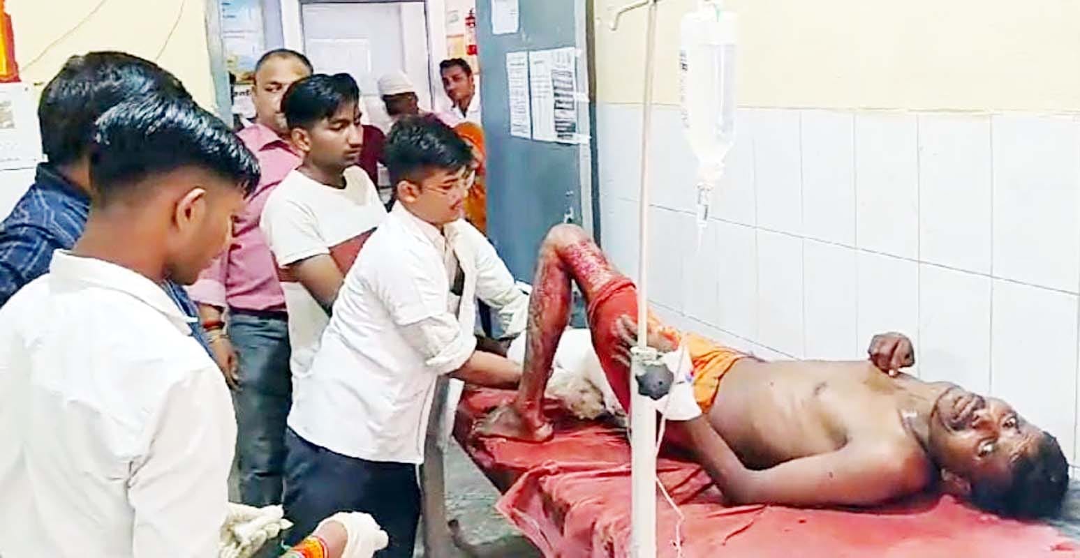 पुवायां सीएचसी के इमरजेंसी कक्ष में फर्श पर पड़ा घायल छोटे। संवाद पुवायां सीएचसी के इमरजेंसी कक्ष में फर्श पर पड़ा घायल छोटे। संवाद