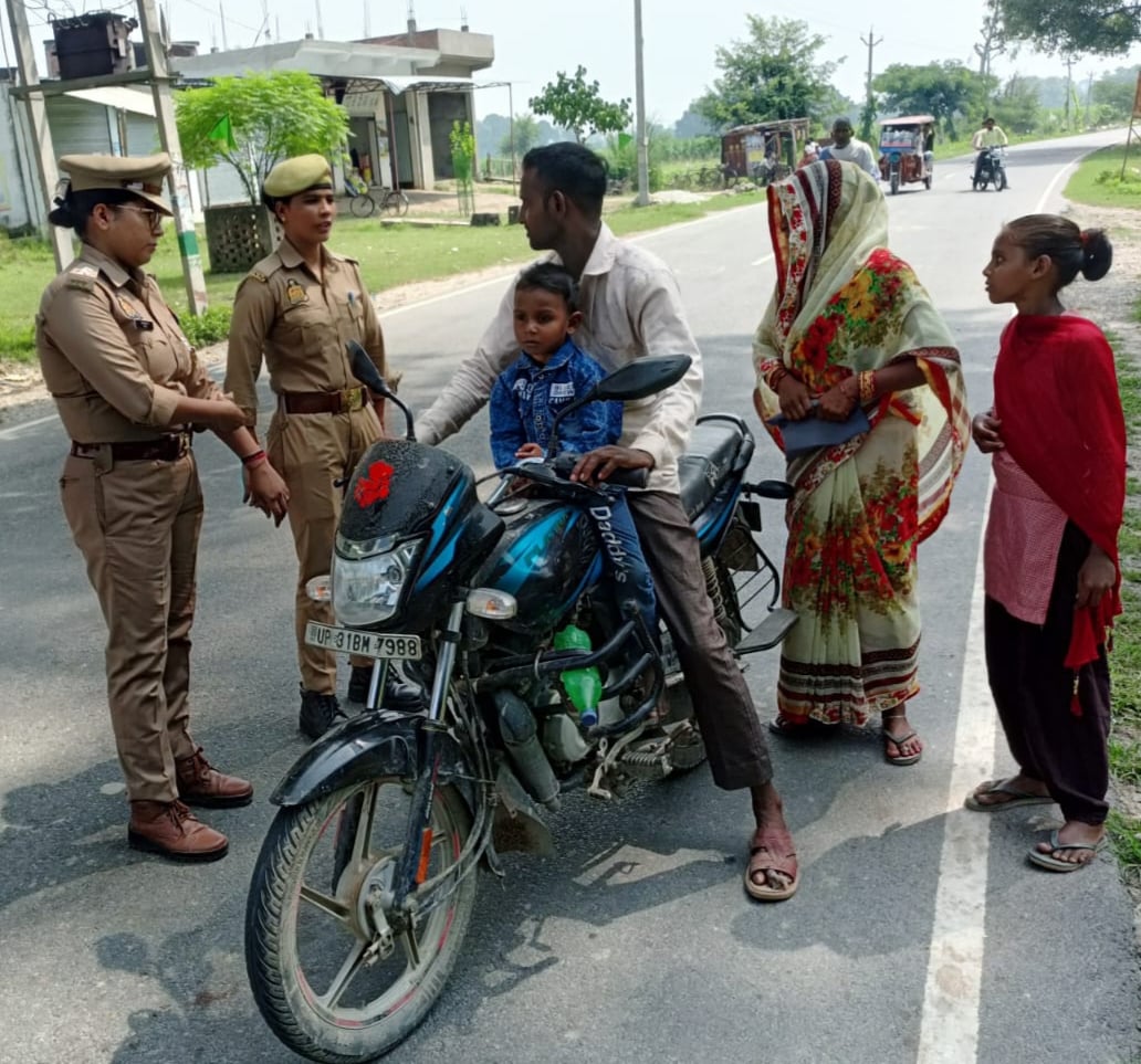 स्कूल वाहन चेक करने के दौरान बच्चों से बात करते हुए प्रवर्तन अधिकारी डॉ.  कौशलेंद्र। स्रोत विभ