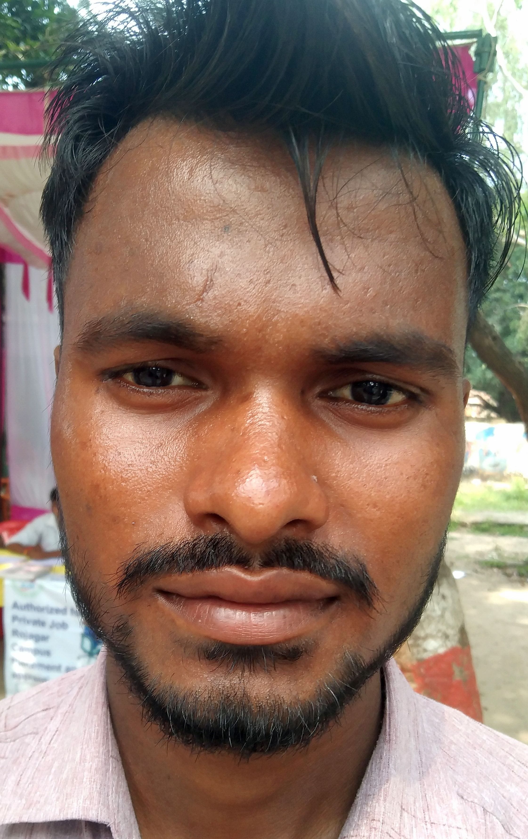 तिलहर खंड विकास कार्यालय परिसर में लगे रोजगार मेले में कंपनी प्रतिनिधियों से बातचीत करते युवा। तिलहर खंड विकास कार्यालय परिसर में लगे रोजगार मेले में कंपनी प्रतिनिधियों से बातचीत करते युवा।