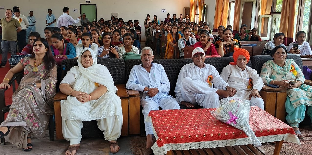 25जेएनडी14: प्रतियोगिता में डांस करते हुए छात्रा। संवाद