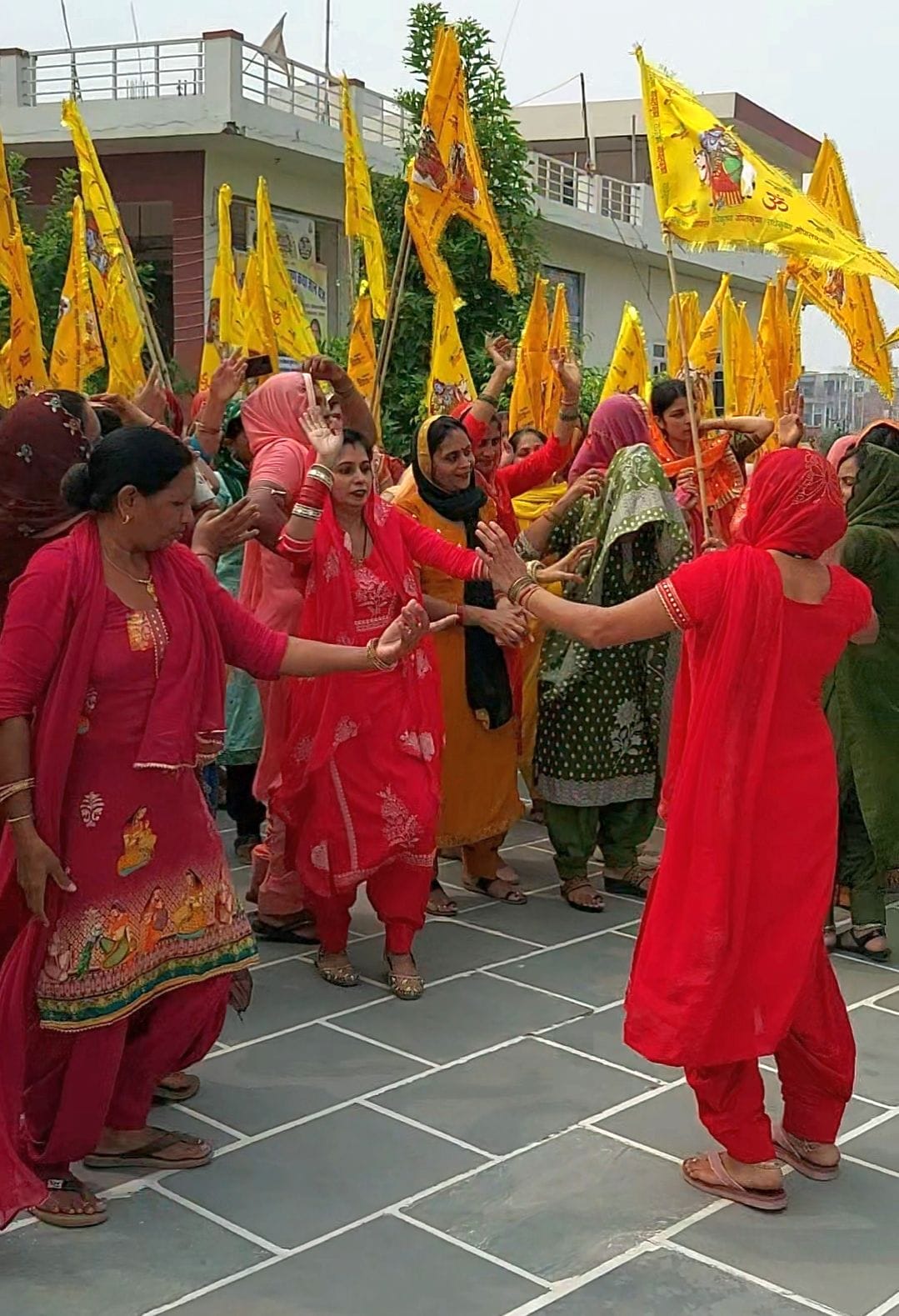 25जेएनडी31-भागवत को कथा स्थल तक लेकर जाते हुए मुख्य यजमान। संवाद 25जेएनडी31-भागवत को कथा स्थल तक लेकर जाते हुए मुख्य यजमान। संवाद