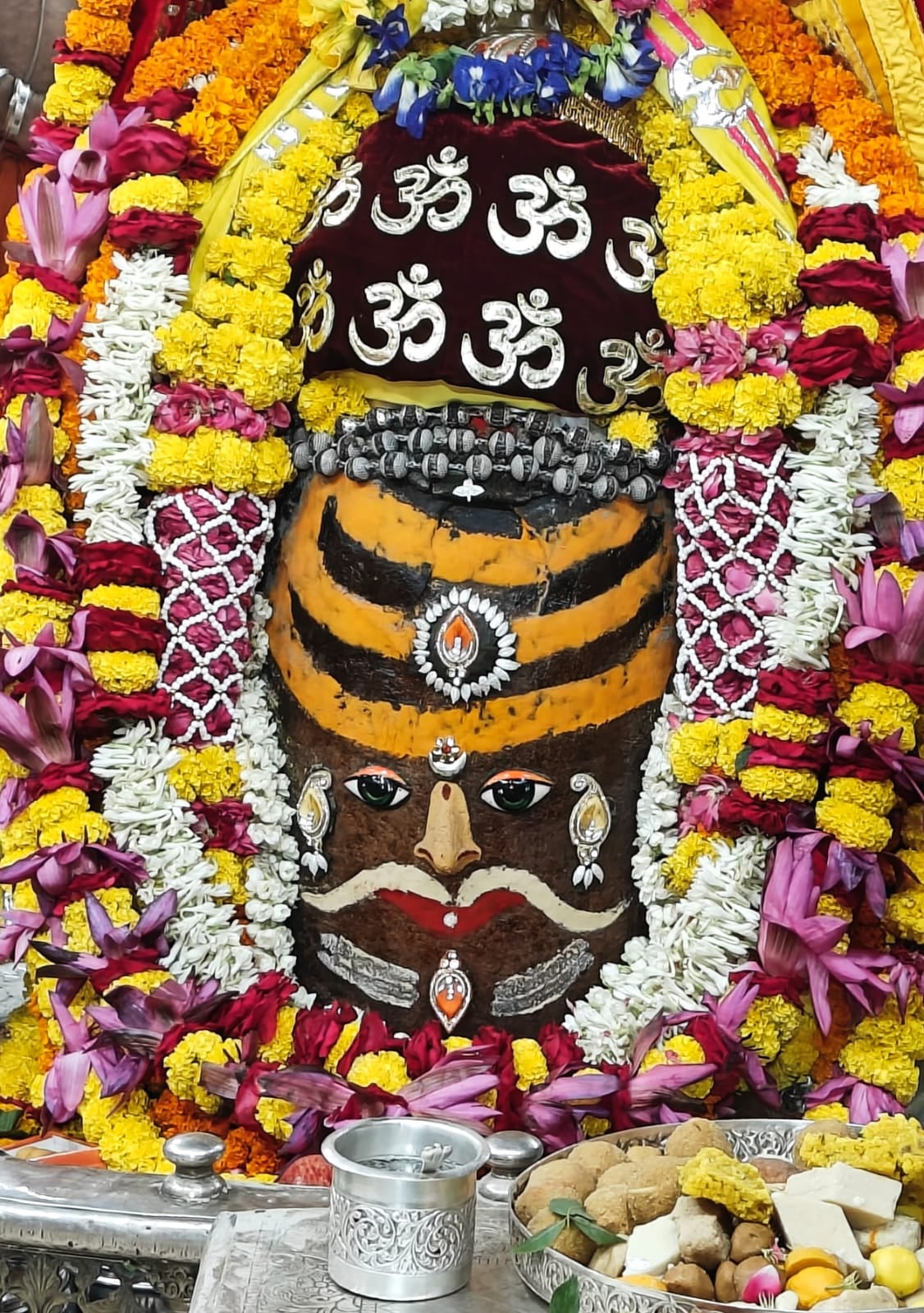 आज की भस्मारती....चंदन का त्रिपुंड और रुद्राक्ष की माला पहनकर सजे बाबा महाकाल आज की भस्मारती....चंदन का त्रिपुंड और रुद्राक्ष की माला पहनकर सजे बाबा महाकाल