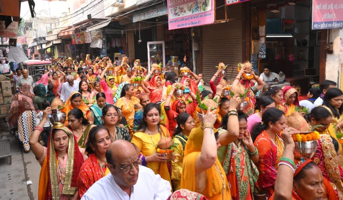 फोटो 30- सोनीपत के श्री ठाकुरद्वारा पंचायती मंदिर से कलश यात्रा की शुरुआत करते श्रद्धालु। संवाद