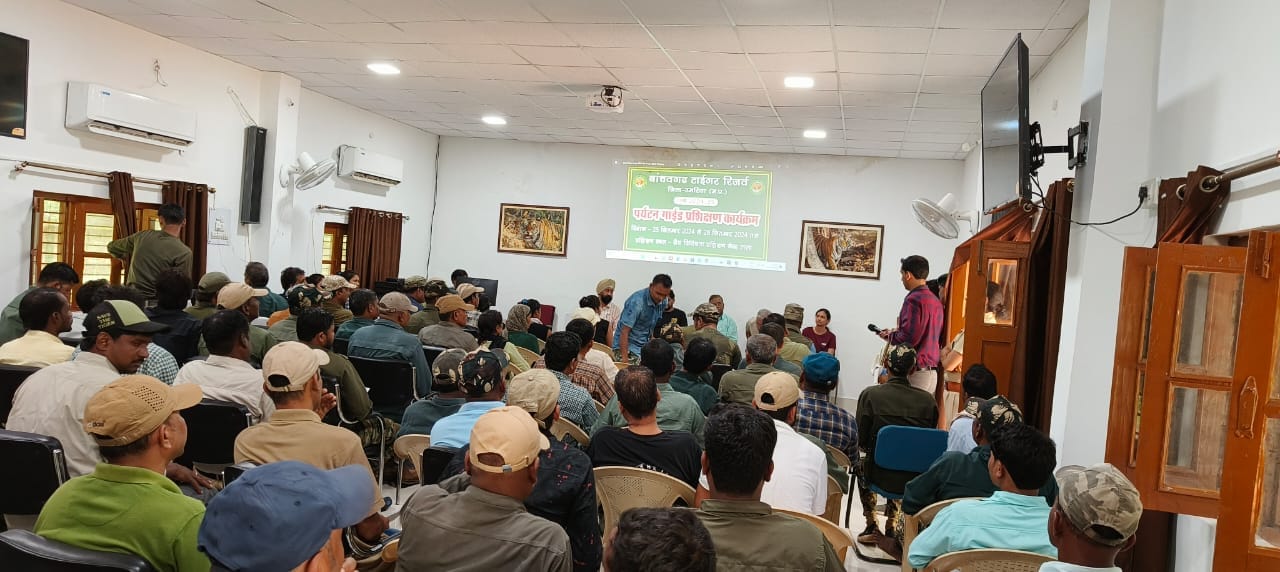 गाइड को प्रशिक्षण देते प्रशिक्षक गाइड को प्रशिक्षण देते प्रशिक्षक