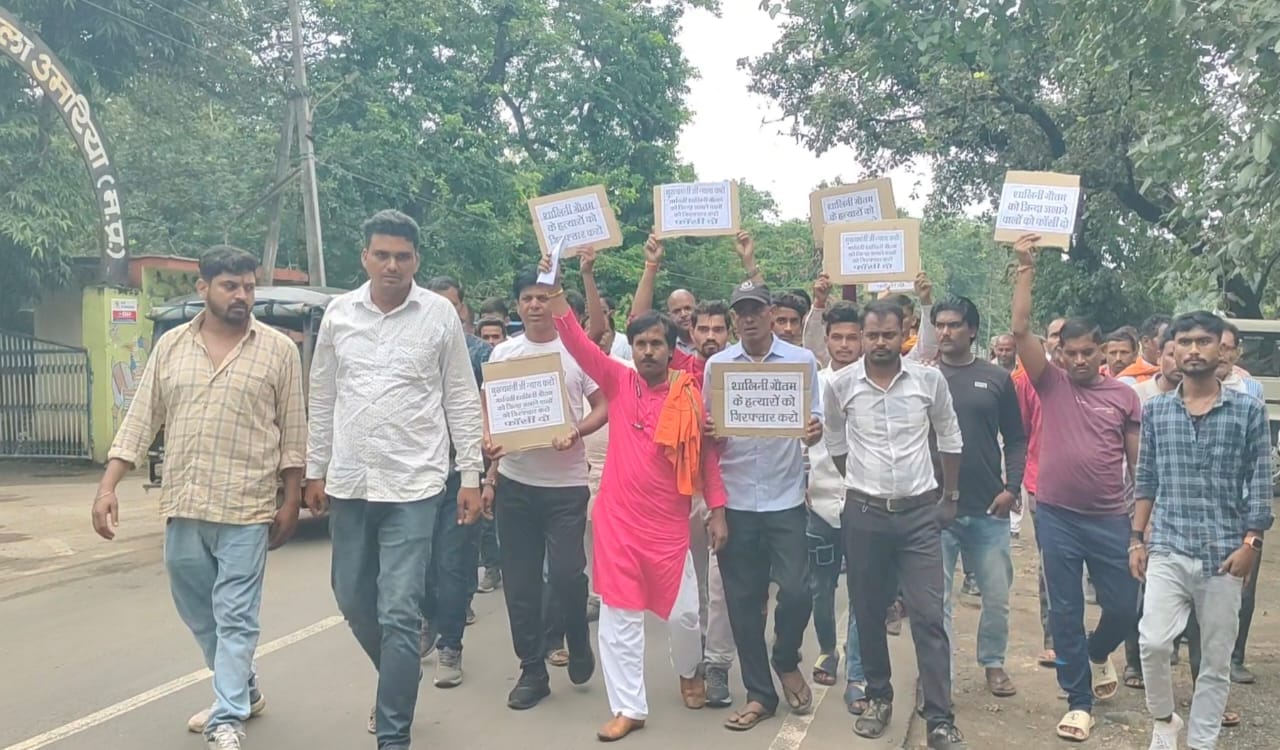 ज्ञापन देते परिजन ज्ञापन देते परिजन