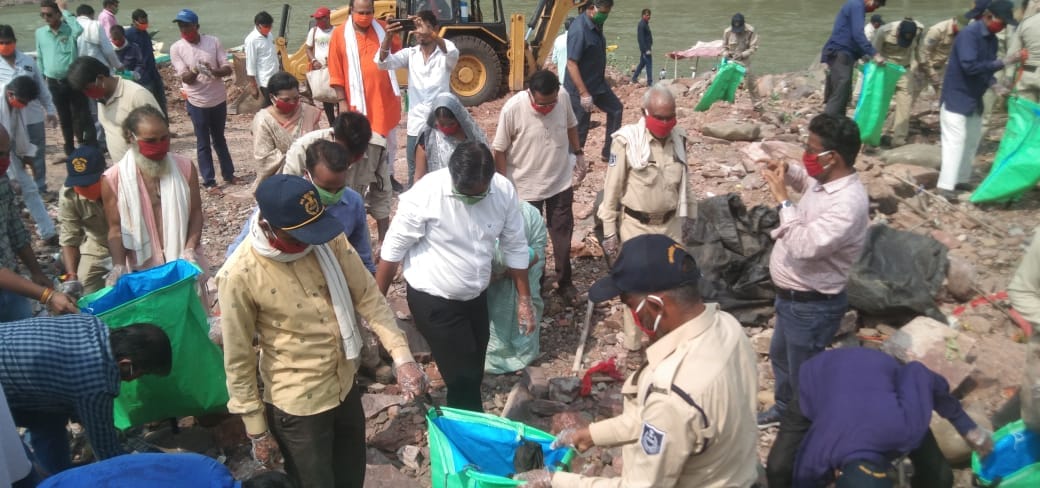 ओंकारेश्वर के ब्रह्मपुरी घाट पर चला स्वच्छता अभियान