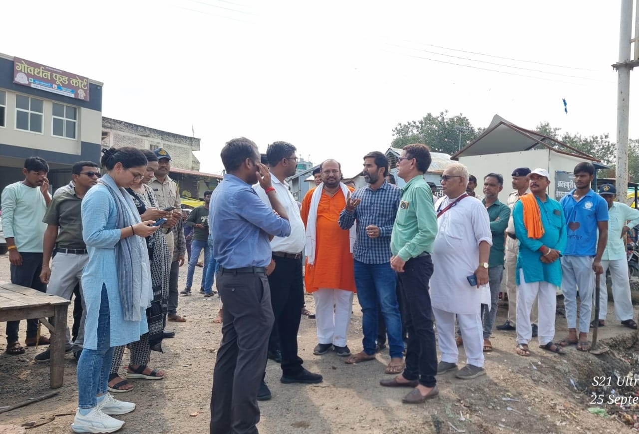 ओंकारेश्वर के ब्रह्मपुरी घाट पर चला स्वच्छता अभियान