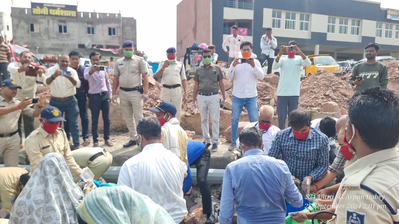 ओंकारेश्वर के ब्रह्मपुरी घाट पर चला स्वच्छता अभियान