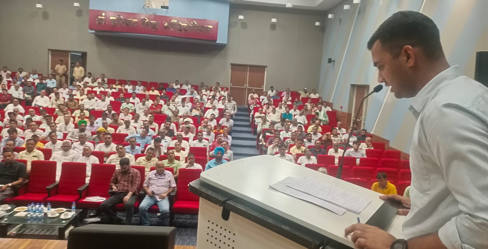 26जेएनडी14: सीआरएस विश्वविद्यालय में पोलिंग पार्टियों पार्टियों को संबोधित करते एडीसी विवेक आर 26जेएनडी14: सीआरएस विश्वविद्यालय में पोलिंग पार्टियों पार्टियों को संबोधित करते एडीसी विवेक आर