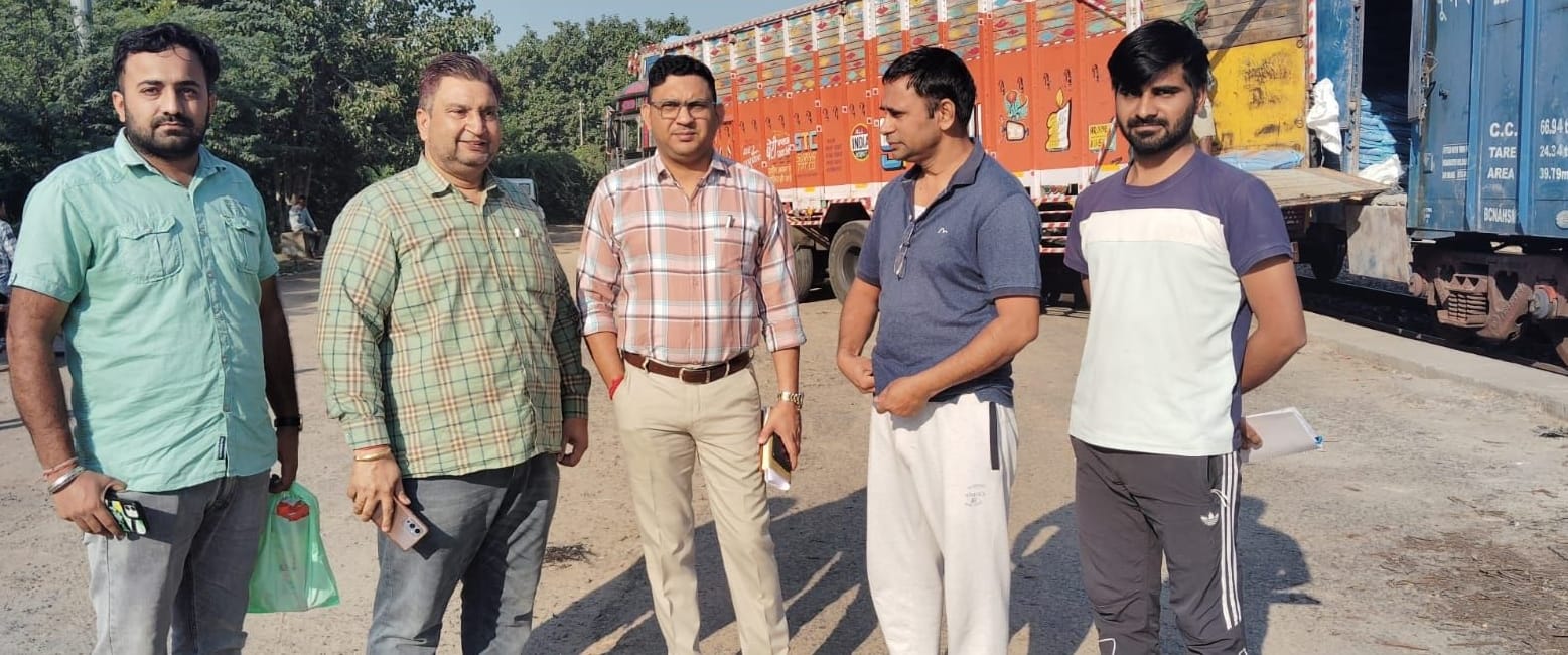 26जेएनडी23: रेलवे स्टेशन पर लगे खाद के रैक के दौरान जांच करने पहुंचे गुणवता अधिकारी व अन्य कर्म 26जेएनडी23: रेलवे स्टेशन पर लगे खाद के रैक के दौरान जांच करने पहुंचे गुणवता अधिकारी व अन्य कर्म
