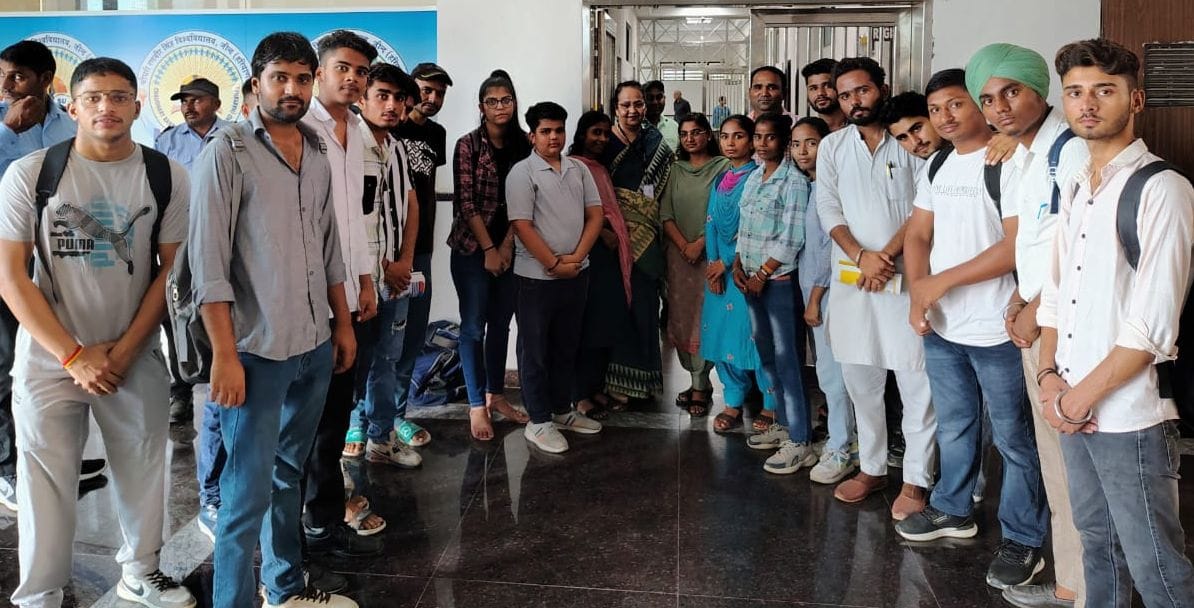 26जेएनडी33 : कुलसचिव से मिलकर अपनी समस्या रखते सीआरएसयू के विद्यार्थी। संवाद 26जेएनडी33 : कुलसचिव से मिलकर अपनी समस्या रखते सीआरएसयू के विद्यार्थी। संवाद