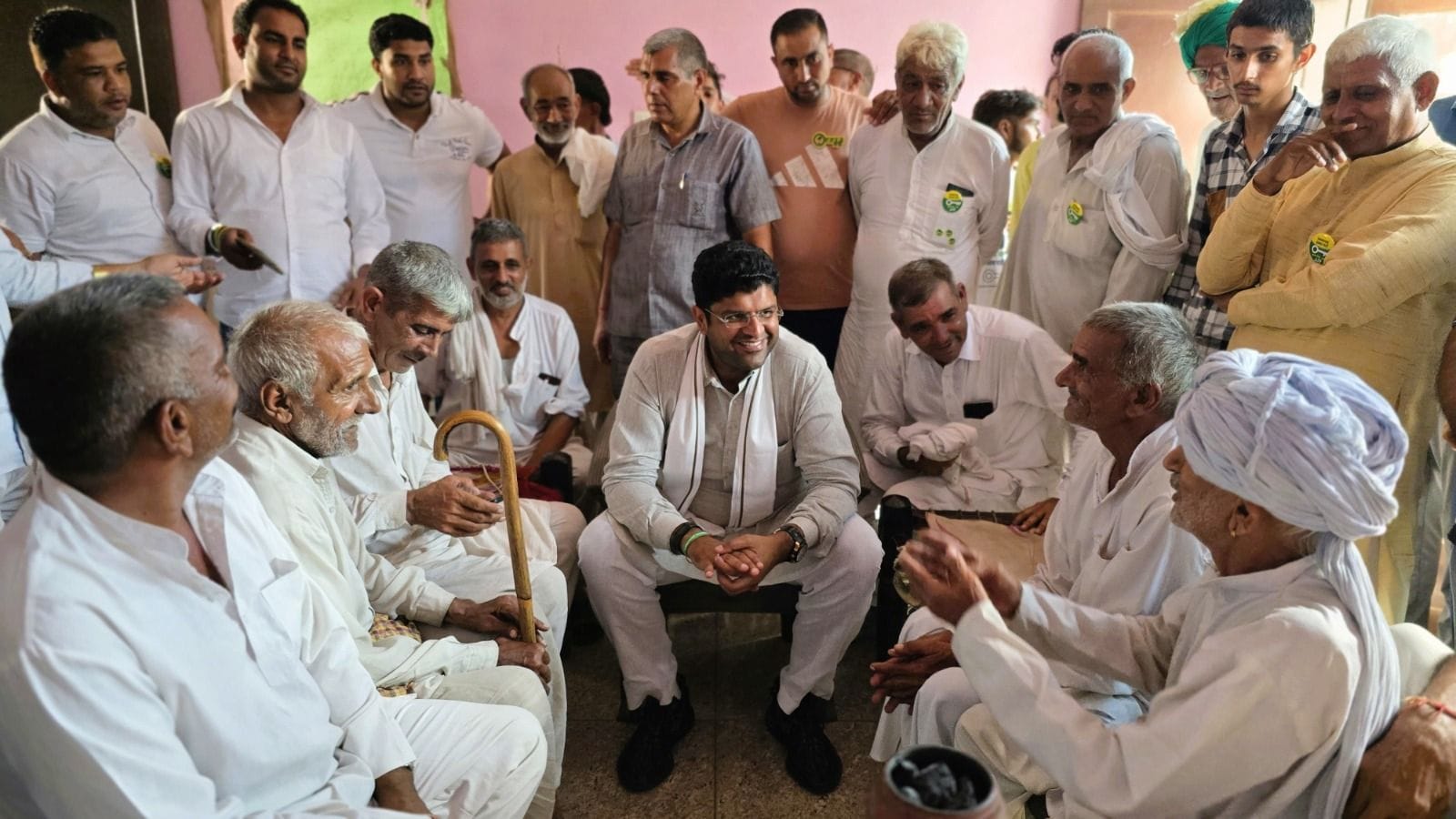 26जेएनडी38 : शाहपुर गांव में बुजुर्ग लोगों के बीच बैठकर बातचीत करते दुष्यंत चौटाल। स्रोत संगठन 26जेएनडी38 : शाहपुर गांव में बुजुर्ग लोगों के बीच बैठकर बातचीत करते दुष्यंत चौटाल। स्रोत संगठन