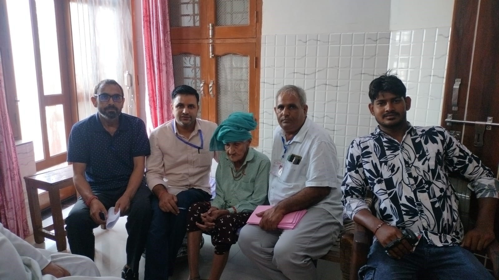 फोटो 38- सोनीपत के गोहाना की चोपड़ा कॉलोनी में मतदान अधिकारी अजय कुमार, बिजेंद्र व माइक्रो ऑब्ज फोटो 38- सोनीपत के गोहाना की चोपड़ा कॉलोनी में मतदान अधिकारी अजय कुमार, बिजेंद्र व माइक्रो ऑब्ज