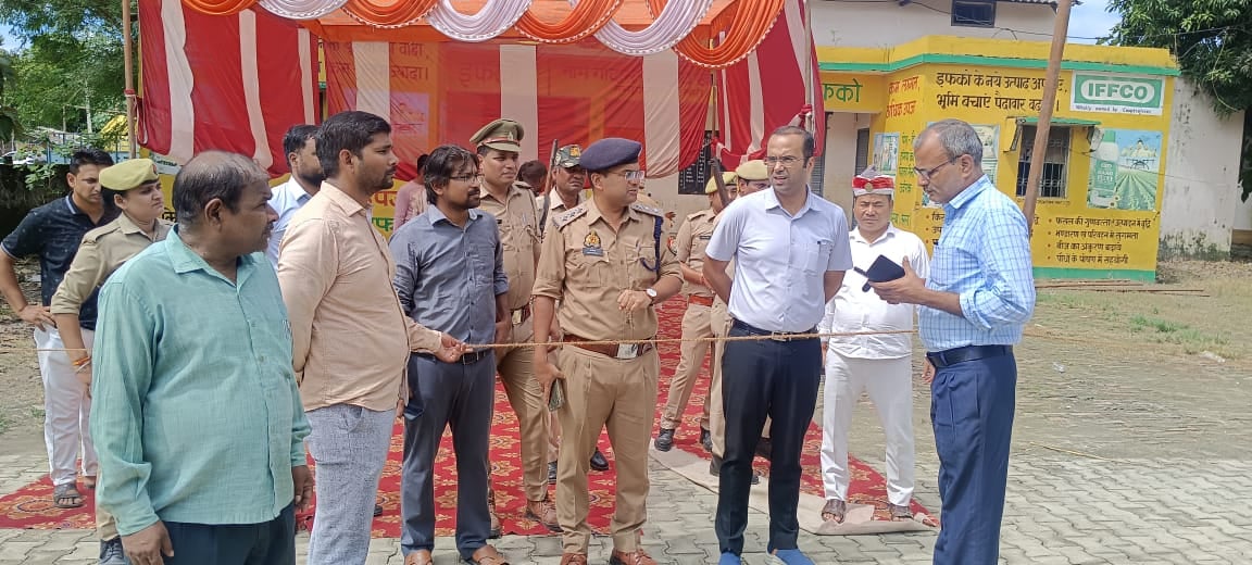 गोला मार्ग पर गन्ना समिति में नामांकन कराते लोग। संवाद