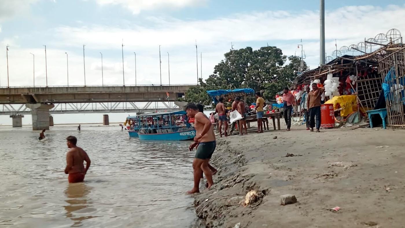 कछला घाट पर गंगा आरती करते पुरोहित। फाइल फोटो कछला घाट पर गंगा आरती करते पुरोहित। फाइल फोटो