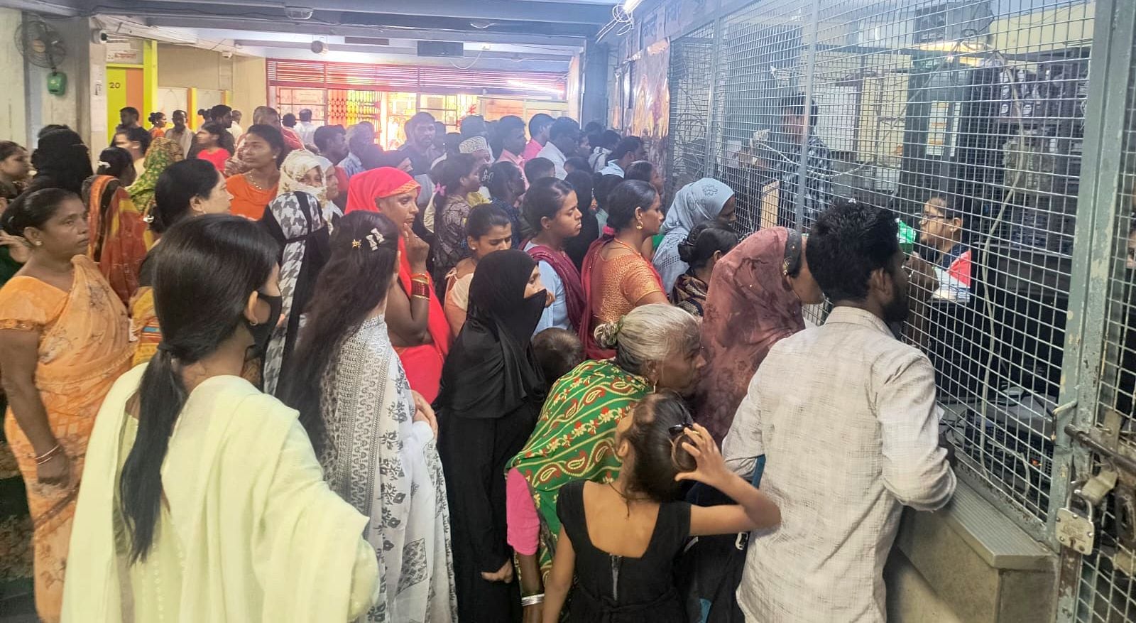 राजकीय मेडिकल कॉलेज में दो मरीजों को स्ट्रेचर पर खींचकर ले जाता तीमारदार। संवाद राजकीय मेडिकल कॉलेज में दो मरीजों को स्ट्रेचर पर खींचकर ले जाता तीमारदार। संवाद