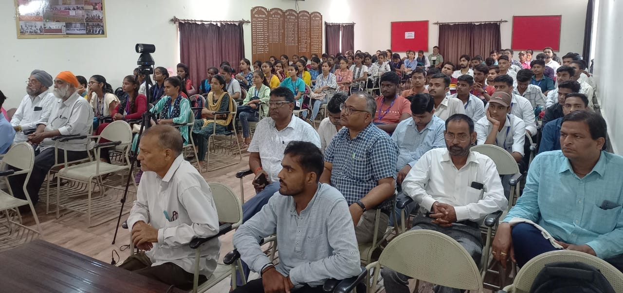 शाहजहांपुर में एसएस कॉलेज में आयोजित गोष्ठी में बोलते डॉ.सुरेश मिश्रा। स्रोत: कॉलेज शाहजहांपुर में एसएस कॉलेज में आयोजित गोष्ठी में बोलते डॉ.सुरेश मिश्रा। स्रोत: कॉलेज