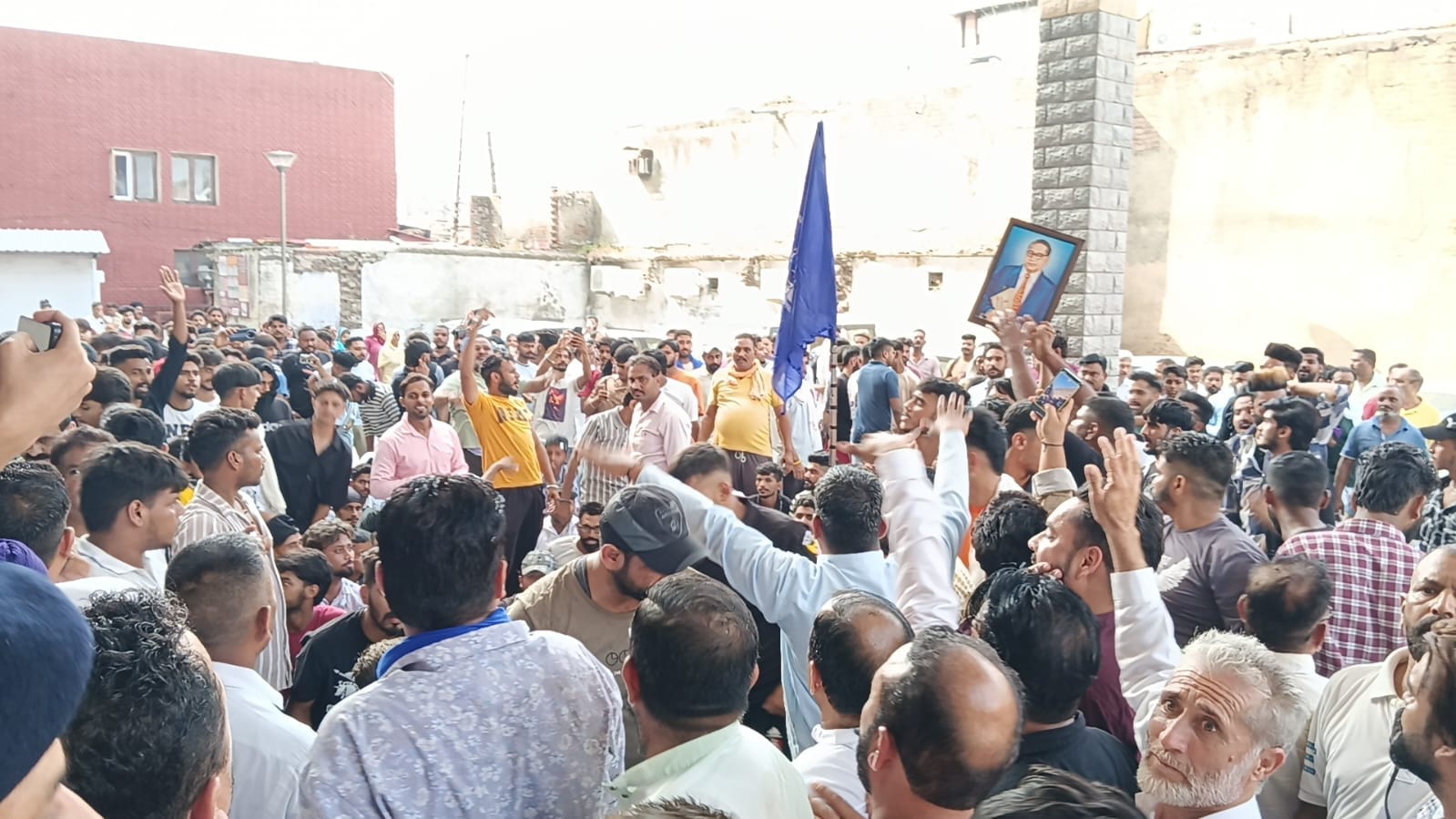 उपायुक्त कार्यलय के बाहर जातिसूचक मामले को लेकर प्रदर्शन करते विभिन्न संगठनों के पदाधिकारी।सं उपायुक्त कार्यलय के बाहर जातिसूचक मामले को लेकर प्रदर्शन करते विभिन्न संगठनों के पदाधिकारी।सं