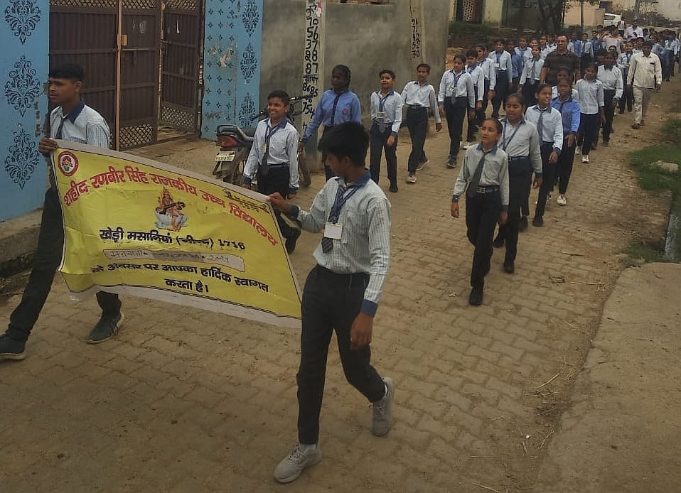 27जेएनडी06: मतदान को लेकर जागरूकता रैली निकालते हुए छात्र। स्रोत प्रशासन 27जेएनडी06: मतदान को लेकर जागरूकता रैली निकालते हुए छात्र। स्रोत प्रशासन