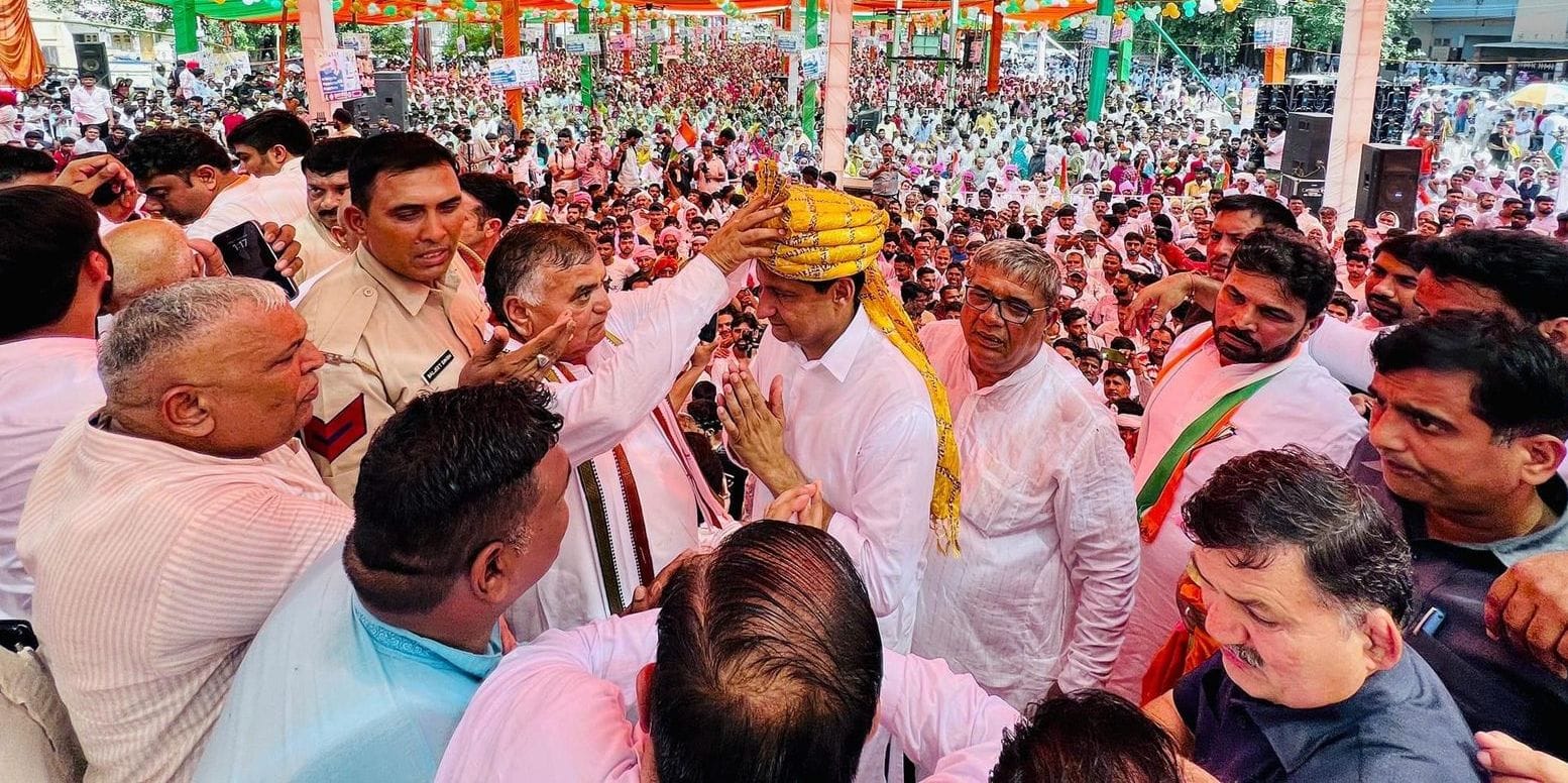 27जेएनडी11 : सफीदों की अनाजमंडी में सांसद दीपेंद्र हुड्डा को पगड़ी बांधते सांसद सतपाल ब्रह्मचार 27जेएनडी11 : सफीदों की अनाजमंडी में सांसद दीपेंद्र हुड्डा को पगड़ी बांधते सांसद सतपाल ब्रह्मचार