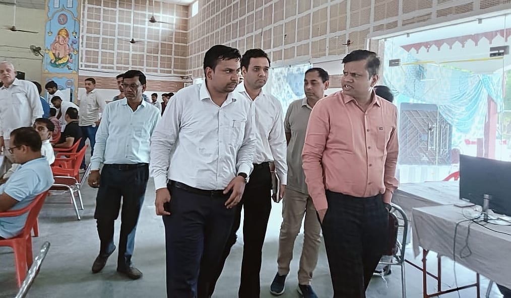 27जेएनडी13: मतगणना केंद्र का निरीक्षण करते हुए सामान्य ऑबजर्वर आईएएस आदित्यकृष्णा। 27जेएनडी13: मतगणना केंद्र का निरीक्षण करते हुए सामान्य ऑबजर्वर आईएएस आदित्यकृष्णा।