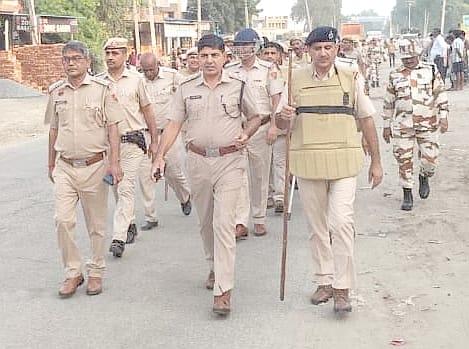 27जेएनडी23: फ्लैग मार्च निकालते हुए पुलिस व आईटीबीपी के जवान। संवाद 27जेएनडी23: फ्लैग मार्च निकालते हुए पुलिस व आईटीबीपी के जवान। संवाद