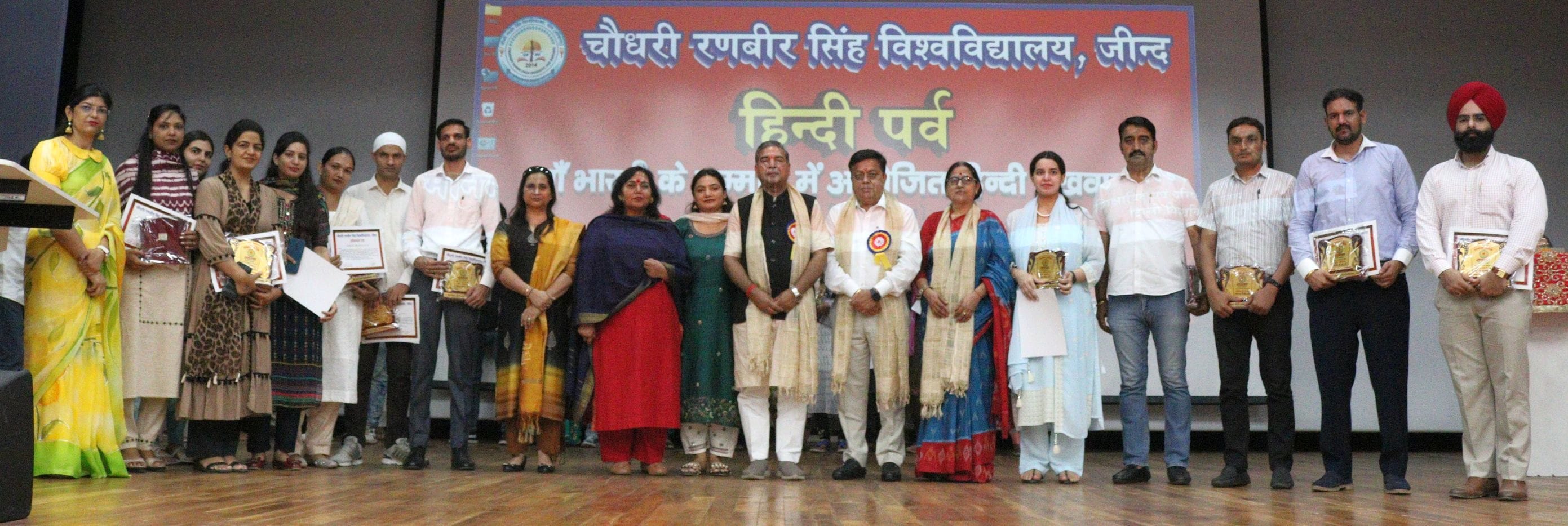 27जेएनडी28-सीआरएसयू में आयोजित प्रतियोगिताओं के विजेताओं को सम्मानित करते हुए। स्रोत विवि