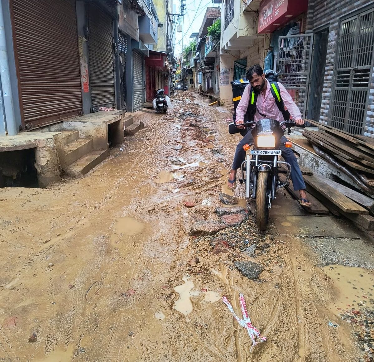 बारिश के बाद बहादुरगंज पचराहे के पास हुआ कीचड़। संवाद बारिश के बाद बहादुरगंज पचराहे के पास हुआ कीचड़। संवाद