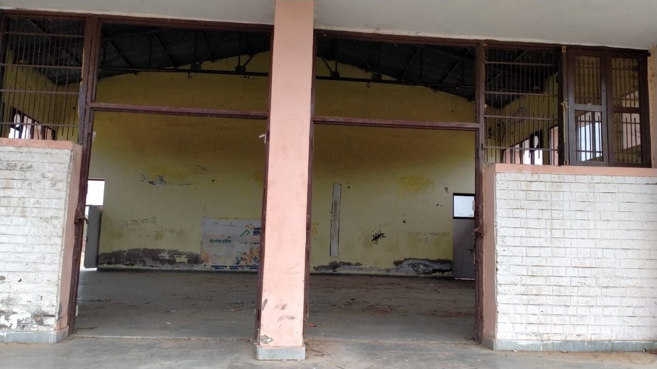 फोटो संख्या:51- महेंद्रगढ़ खेल  स्टेडियम में पेड़ियों से उखड़ी टाइलें--संवाद