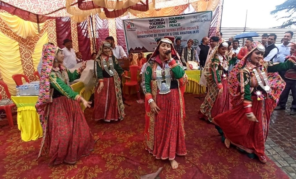 गगल हवाई अड्डे पर विश्व पर्यटन दिवस पर पर्यटकों को स्वागत करते हुए विभाग और होटल एसोसिएशन के पद