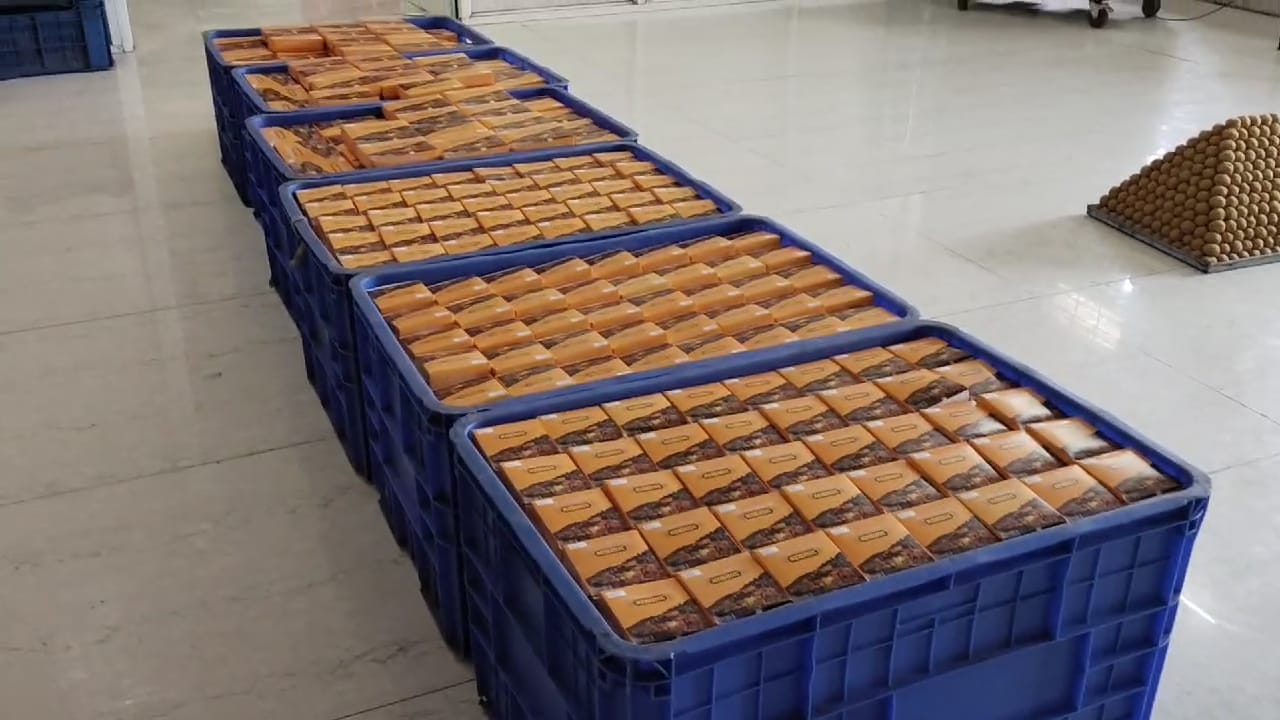 ज्योतिर्लिंग ओंकारेश्वर के लड्डू प्रसाद के लिए सैंपल