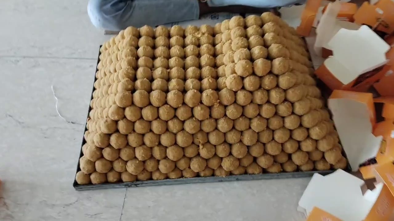 ज्योतिर्लिंग ओंकारेश्वर के लड्डू प्रसाद के लिए सैंपल