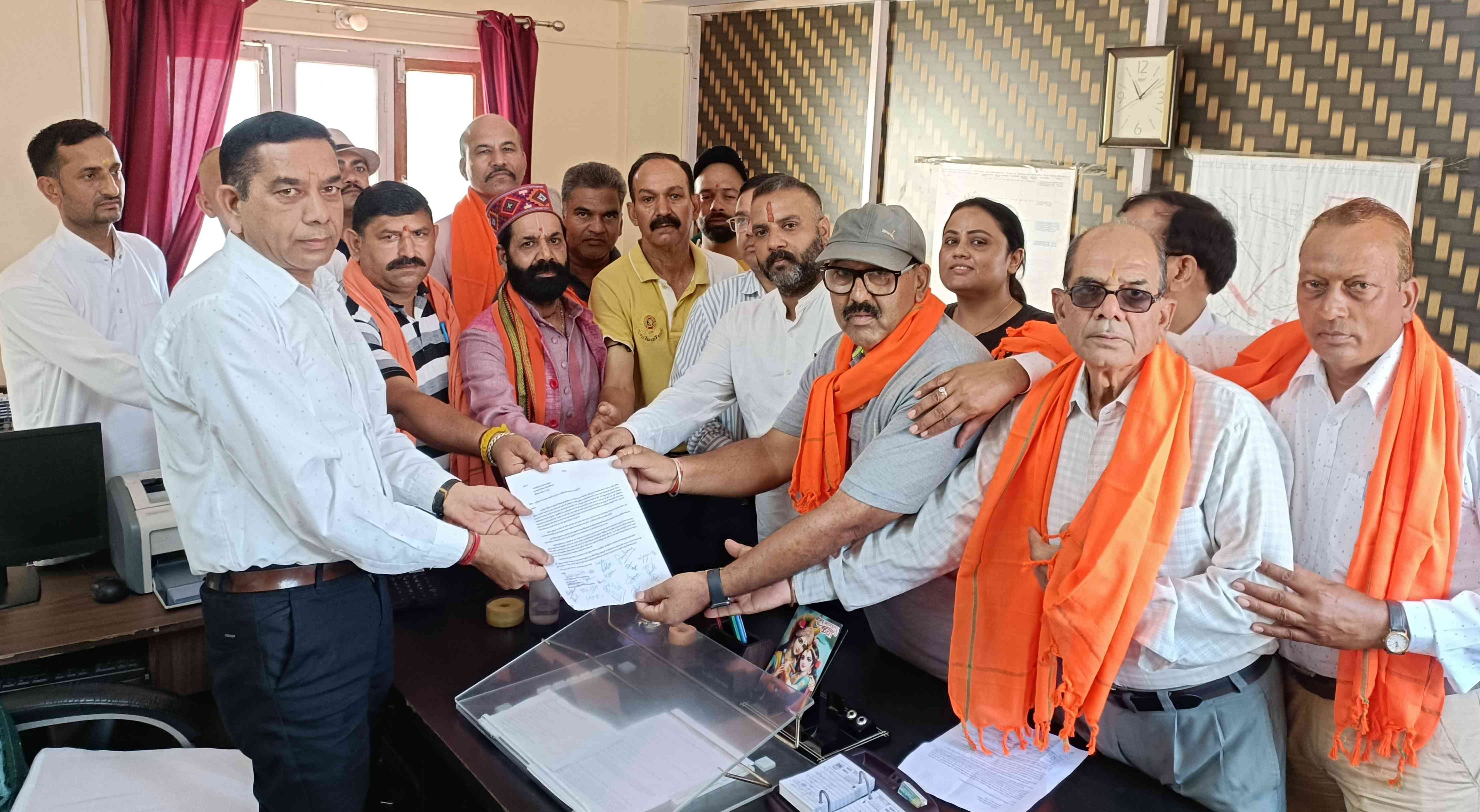 कुनिहार में प्रवासियों के पंजीकरण को लेकर बाजार में रैली निकालते हुए हिंदु संगठन के सदस्य व अन् कुनिहार में प्रवासियों के पंजीकरण को लेकर बाजार में रैली निकालते हुए हिंदु संगठन के सदस्य व अन्