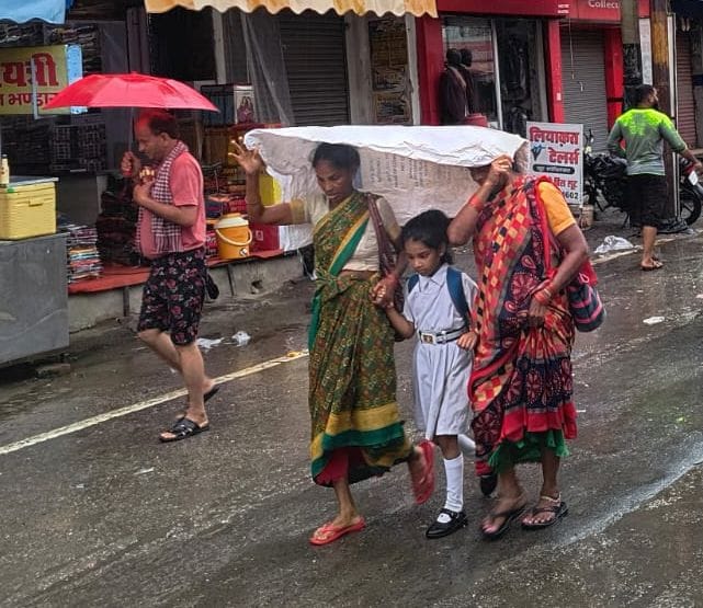 मां की छतरी: शुक्रवार को बारिश हुई तो टाउनहॉल में इस बाइक सवार महिला ने पॉलीथीन ओढ़ ली जिसके मां की छतरी: शुक्रवार को बारिश हुई तो टाउनहॉल में इस बाइक सवार महिला ने पॉलीथीन ओढ़ ली जिसके