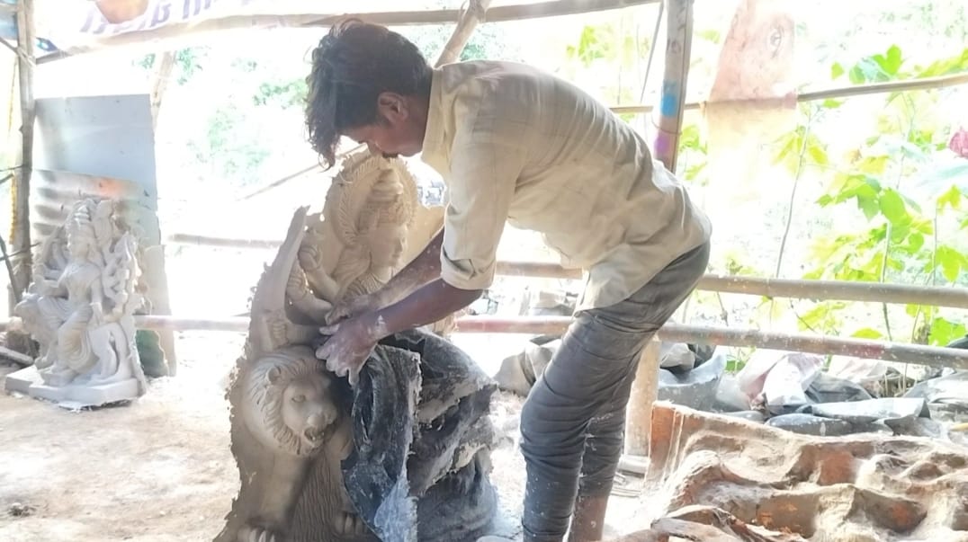 नवरात्रि को लेकर मूर्ति बनाने में जुटे कारीगर नवरात्रि को लेकर मूर्ति बनाने में जुटे कारीगर