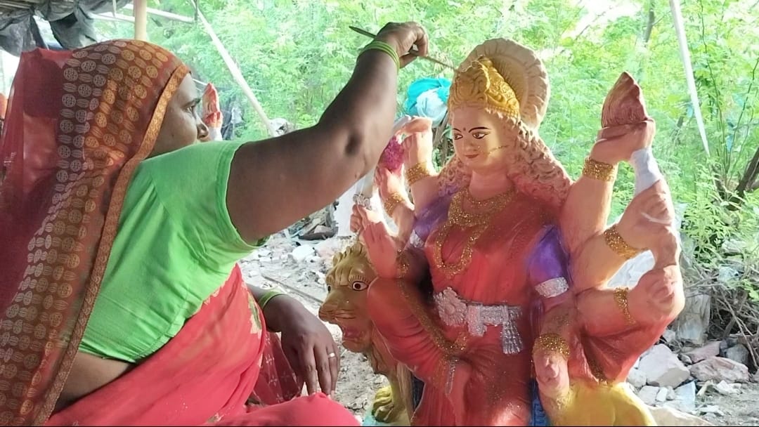 नवरात्रि को लेकर मूर्ति बनाने में जुटे कारीगर नवरात्रि को लेकर मूर्ति बनाने में जुटे कारीगर