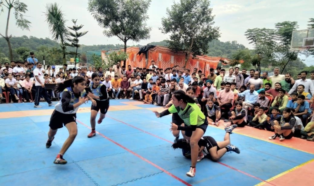 राजकीय वरिष्ठ माध्यमिक पाठशाला मंदली स्कूल में चल रही जिला स्तरीय अंडर 19 लड़कियों की खेलकूद प्