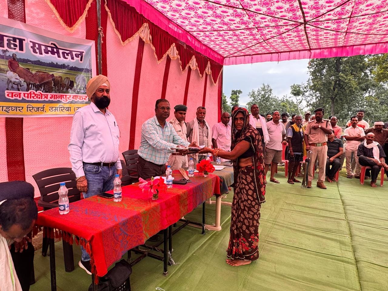 सम्मेलन का आयोजित करते अधिकारी
